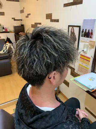 カラー サトウ シューイチのヘアスタイル