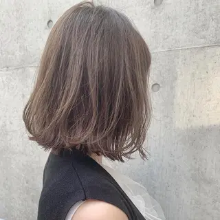 ミディアム カラー 澤村 志織のヘアスタイル