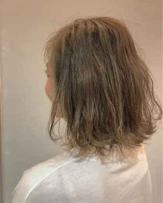 ミディアム カラー 比嘉 千咲のヘアスタイル