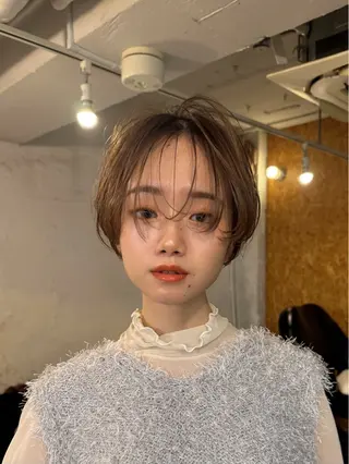 ショート 顔まわりレイヤー 透明感カラー🩵🩵のヘアスタイル