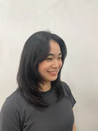 ミディアム 吉田 詩穂のヘアスタイル