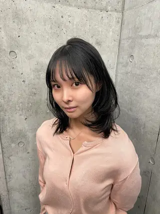 ミディアム カラー まとまるレイヤー カット/透明感カラーのヘアスタイル