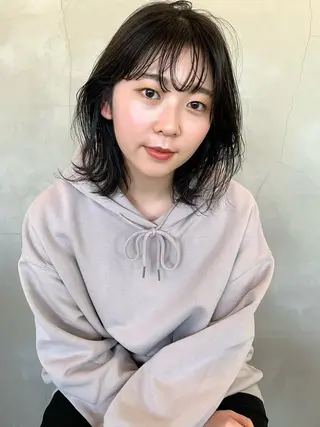 ミディアム カラー 榑松 恵里のヘアスタイル