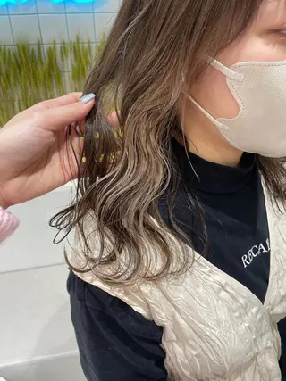 ミディアム 透明感オリーブ🫒/ ブリーチなしWカラーのヘアスタイル