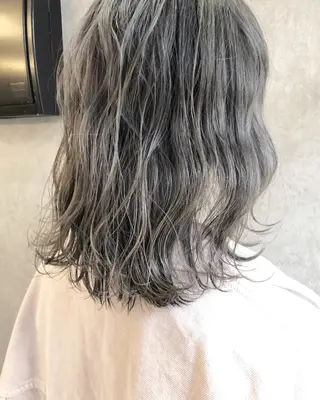 ミディアム カラー 顔周りレイヤーカット ブリーチminamiのヘアスタイル