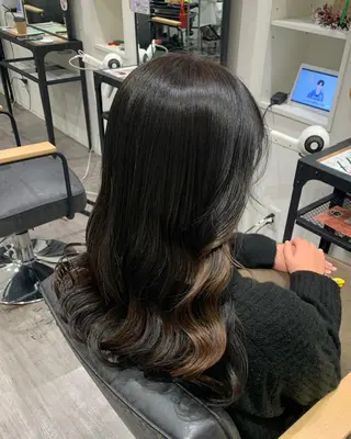 カラー KOKORO 中村 朱里のヘアスタイル