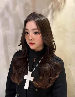 ロング りく レイヤーカット ケアブリーチのヘアスタイル