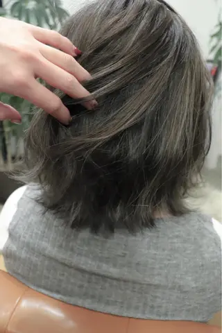 ミディアム 佐山 眞紀のヘアスタイル