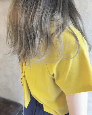 セミロング カラー 顔周りレイヤーカット ブリーチminamiのヘアスタイル