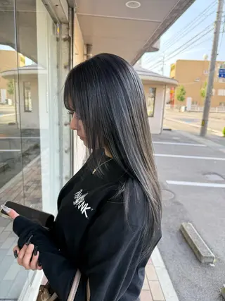 ロング カラー 湯浅 慈園のヘアスタイル