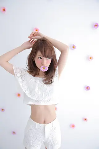 セミロング 艶髪/ハイトーン Sherryのヘアスタイル