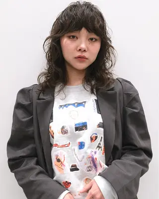 ミディアム パーマ (h)wim ウィムのヘアスタイル