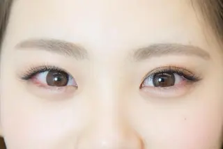 マツエク・マツパ レイヤーカット✖️ 柔らかベージュカラーのヘアスタイル