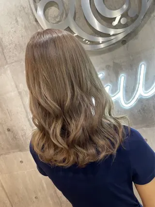 セミロング 推し活に可愛く艶モテ カラー/巻きキョウコのヘアスタイル