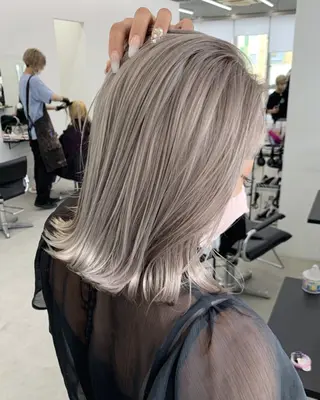 ミディアム 佐藤 まいらのヘアスタイル