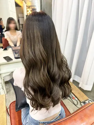 ロング カラー 三條 朋香のヘアスタイル