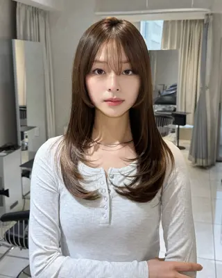 セミロング カラー 韓国ハイレイヤー ハッシュカット特化のヘアスタイル