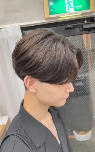 ミディアム パーマ メンズ 曲がる縮毛 フェザー ニュアンス 佐々木のヘアスタイル