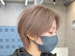 ショート ハイトーン💎 ホワイトベージュ坪谷のヘアスタイル