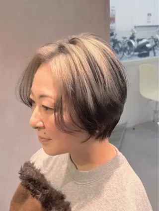 ショート カラー ショートのための 曲がる縮毛矯正のヘアスタイル