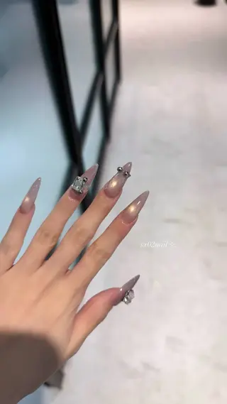 ネイル 𝑆𝐸𝑅𝐴♡ 大人ギャル ワンホンのネイルデザイン