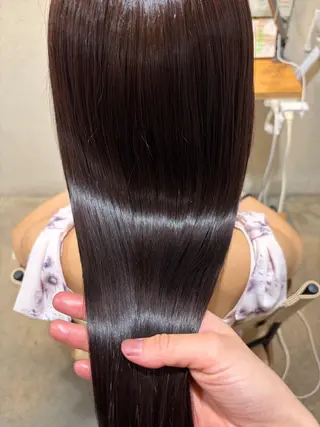 ロング カラー momoka オリーブ/ベージュのヘアスタイル