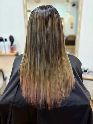 ロング カラー 岡田 里奈のヘアスタイル