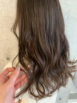 ロング カラー 梅本 有希のヘアスタイル