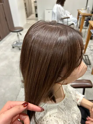 ミディアム カラー オリーブベージュ/ ブリーチなし透明感のヘアスタイル