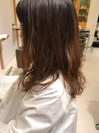 ロング ARMONY秋山輝也 コテ巻き風パーマ特化のヘアスタイル