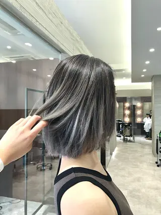 ショート カラー ヘアアレンジ サキ🤍ハイトーン 🪩レイヤーカットのヘアスタイル