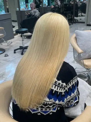 ロング もえな /カラー/ハイトーンのヘアスタイル