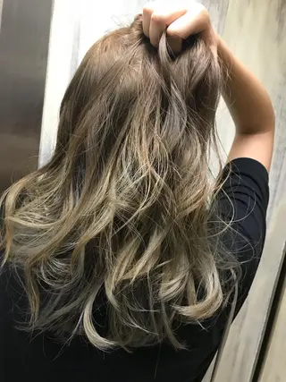 セミロング カラー shi hoのヘアスタイル