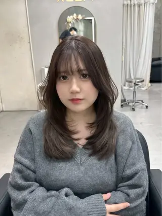 ミディアム カラー 小林 莞奈のヘアスタイル