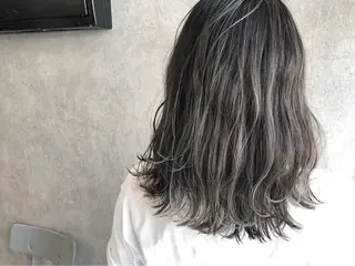 セミロング カラー 顔周りレイヤーカット ブリーチminamiのヘアスタイル