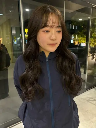 カラー なのは\透け感カラー \レイヤーカットのヘアスタイル