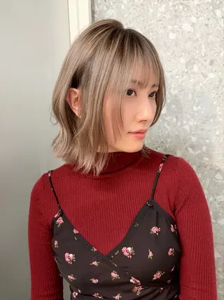ショート カラー 失敗しないハイトーン ミルクティーベージュのヘアスタイル