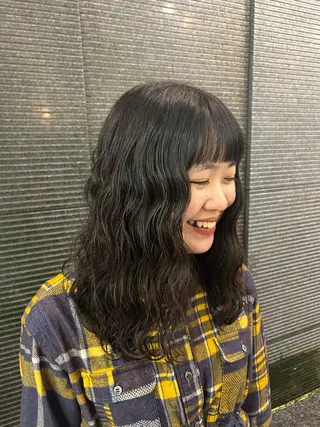 セミロング パーマ 對馬 光梨のヘアスタイル