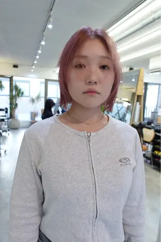 ショート カラー 顔周りレイヤーカット ブリーチminamiのヘアスタイル