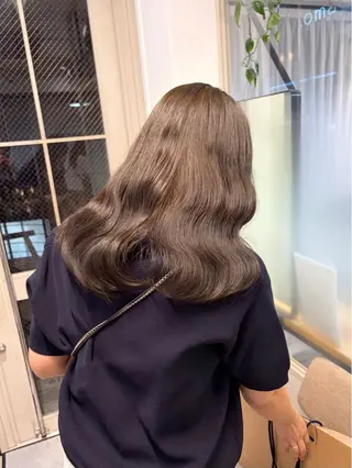 セミロング カラー ミルクティー× グレージュMOMOのヘアスタイル