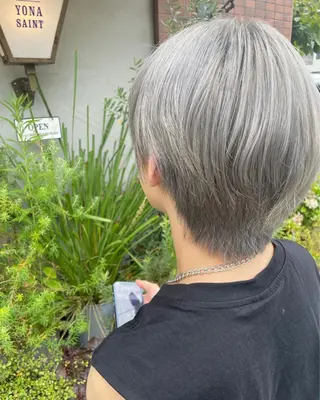 ショート カラー KURIA/ブリ ーチ/ダブルカラーのヘアスタイル