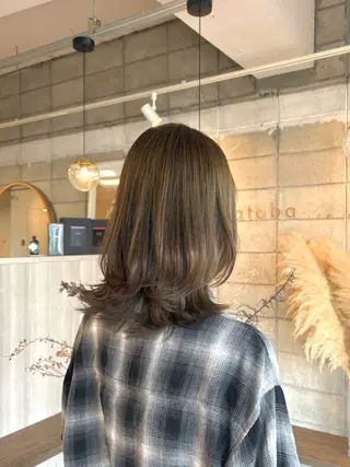 セミロング カラー 眞名子 瑞紀のヘアスタイル