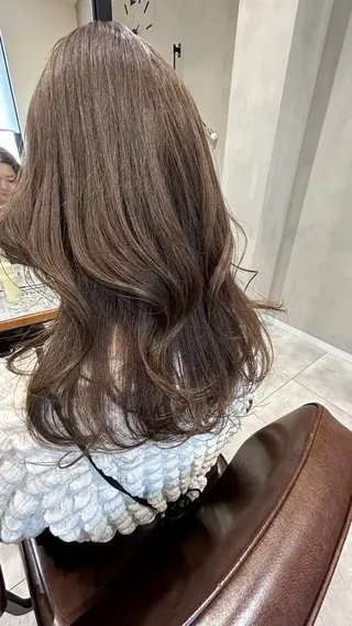 ミディアム カラー オリーブベージュ/ ブリーチなし透明感のヘアスタイル