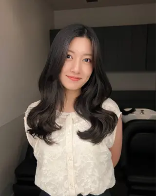 セミロング レイヤーカット 顔周りカットYUKIのヘアスタイル