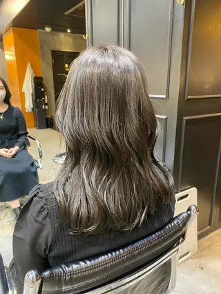 セミロング カラー 透明感カラー🌿 グレージュ🐺陽介のヘアスタイル