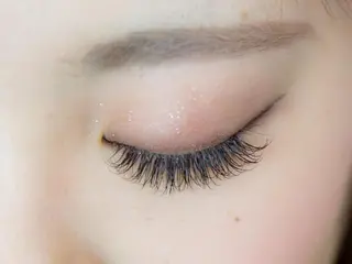 マツエク・マツパ レイヤーカット✖️ 柔らかベージュカラーのヘアスタイル