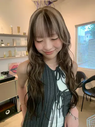 ロング wakana/ 柔らかベージュカラーのヘアスタイル