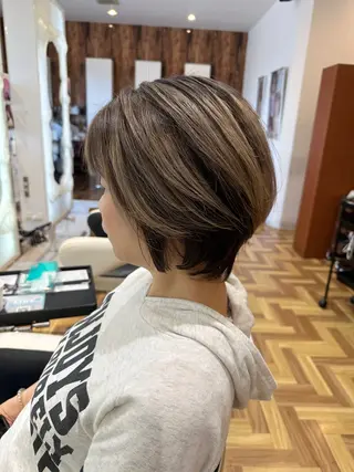 ショート 金沢 広美のヘアスタイル
