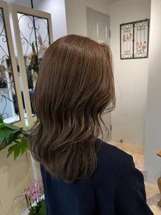 ミディアム カラー 西村 美羽のヘアスタイル