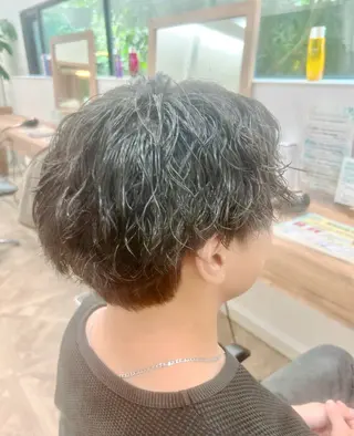 ショート パーマ メンズ 山田 誠也のヘアスタイル